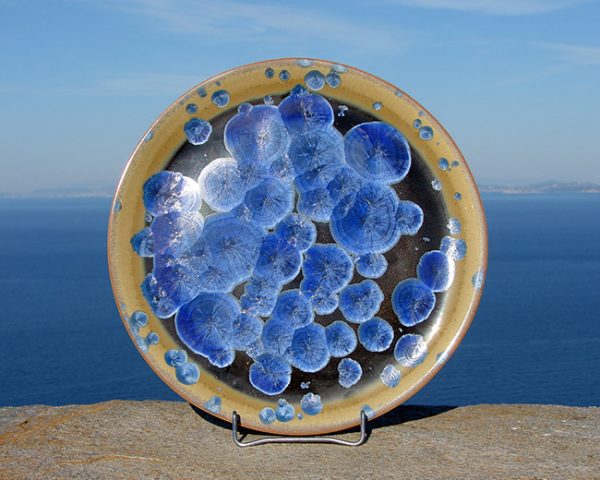crystalline-flat-platter-blue-on-black-and-brown_sifnos-stoneware